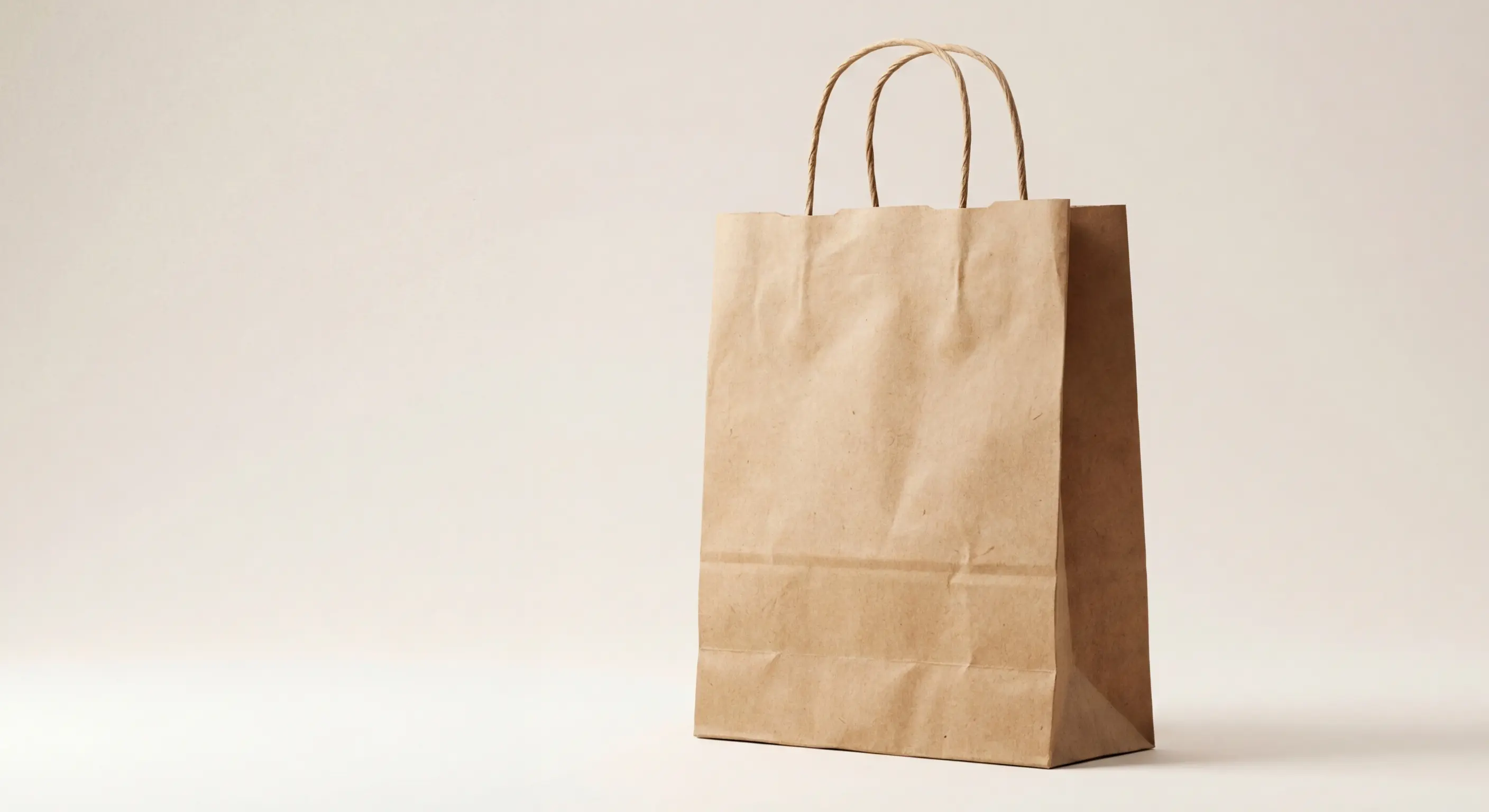 企業年節贈品紙袋批量展示，說明員工福利袋與年節禮品袋的大量訂製流程，協助企業採購紙袋的批量生產方案。