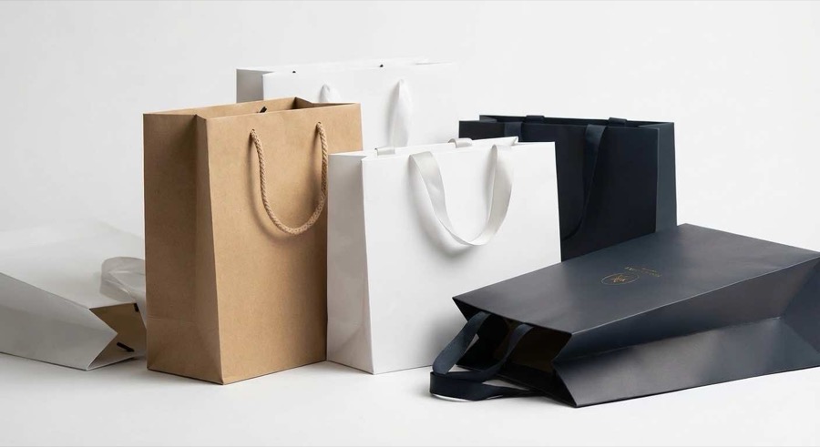 台灣客製紙袋完整指南，展示多種袋型結構、紙材提把與印刷加工效果的專業紙袋工廠實拍