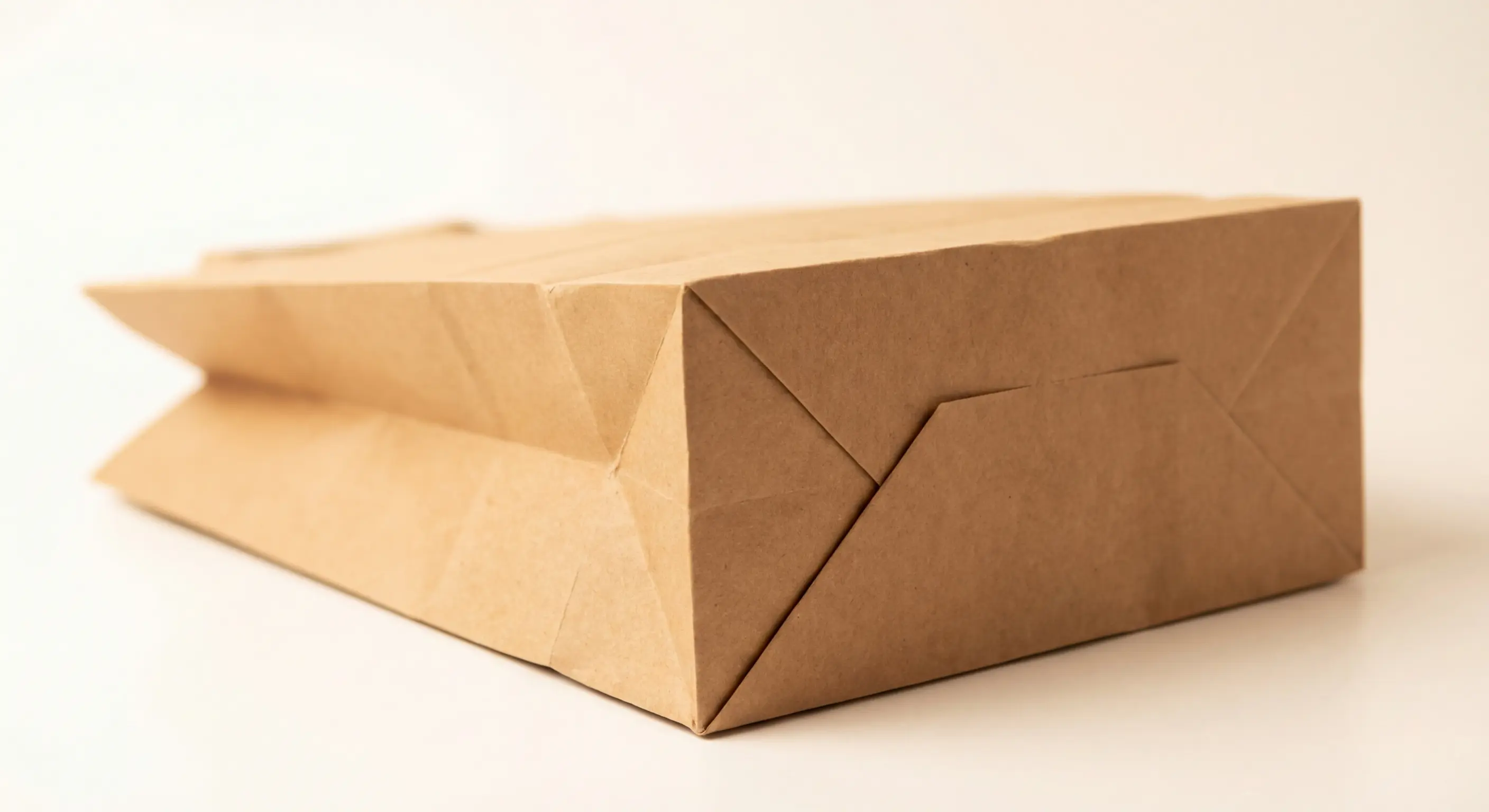 紙袋底部結構類型比較，平底、六角底與方底差異示意圖，協助品牌選擇最合適的紙袋底部結構。