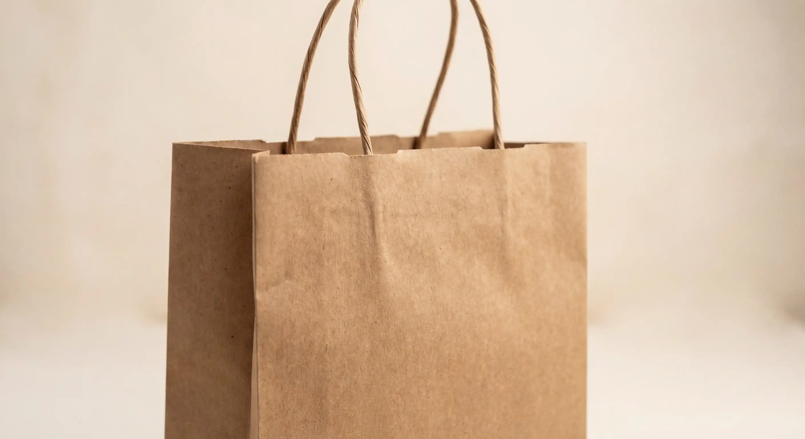 白牛皮紙袋 銅版紙袋——白牛皮紙袋與銅版紙袋材質對比圖,展示兩種紙材的質感與印刷效果差異,協助品牌選擇最適合的白牛皮紙袋或銅版紙袋。