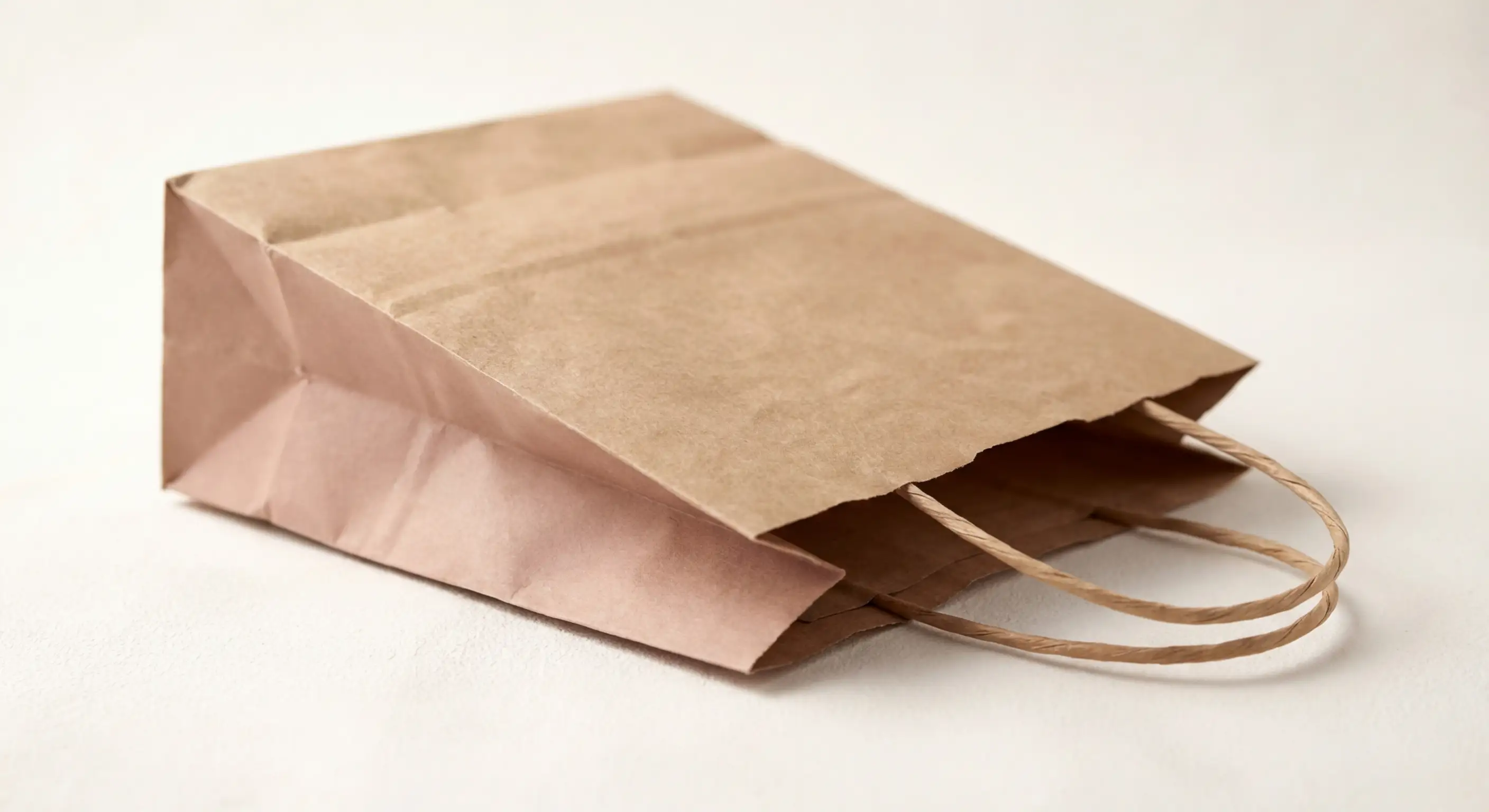 紙袋印刷價格因素拆解圖,說明影響報價的 6 個關鍵因素,協助品牌採購了解紙袋印刷價格的計算方式與預算控制。