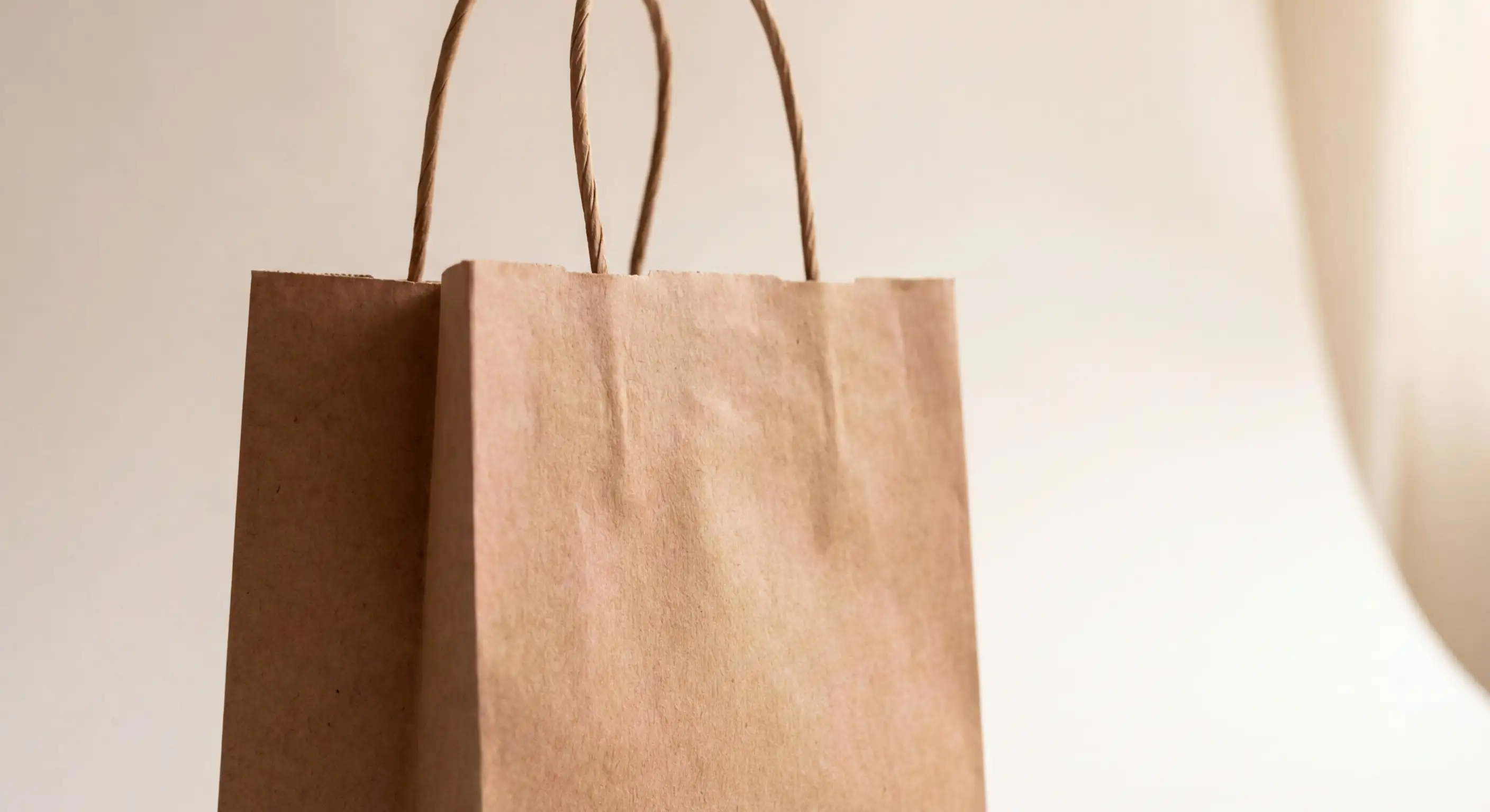 紅酒紙袋設計示意圖,說明尺寸、承重與質感的三角平衡考量,協助品牌設計出最適合的紅酒紙袋規格與風格。